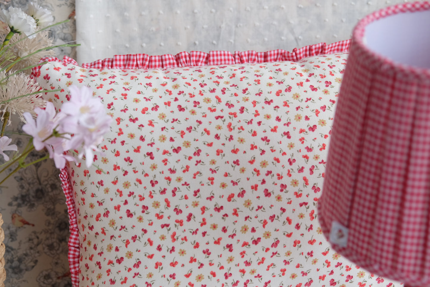 Z-Cojín con estampado de flores y volante de vichy rojo