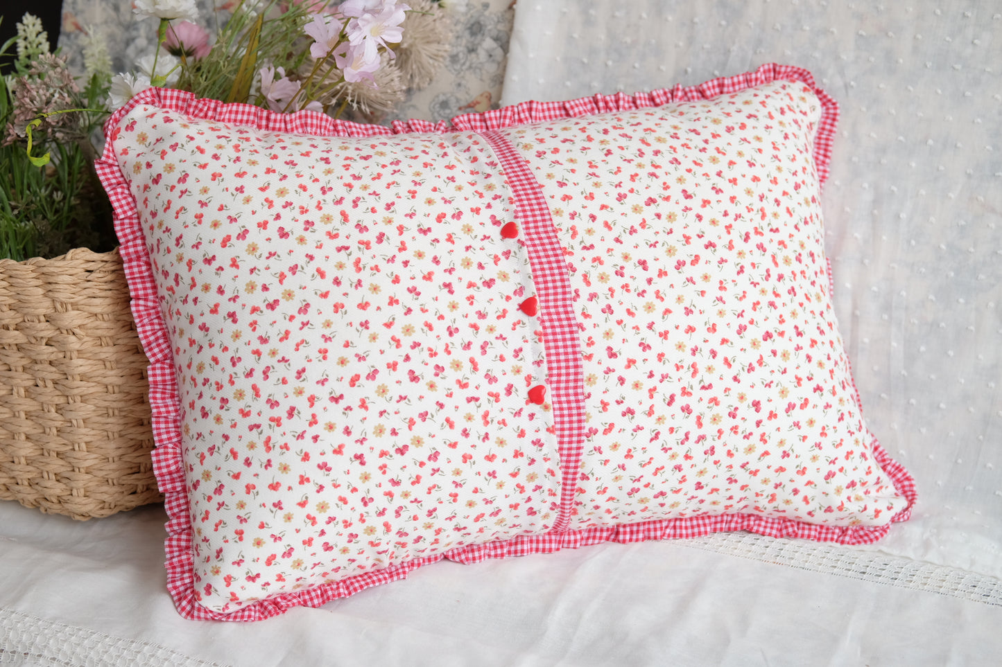 Z-Cojín con estampado de flores y volante de vichy rojo