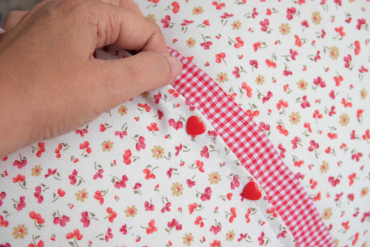 Z-Cojín con estampado de flores y volante de vichy rojo