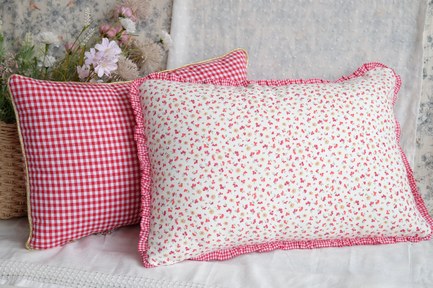 Z-Cojín con estampado de flores y volante de vichy rojo