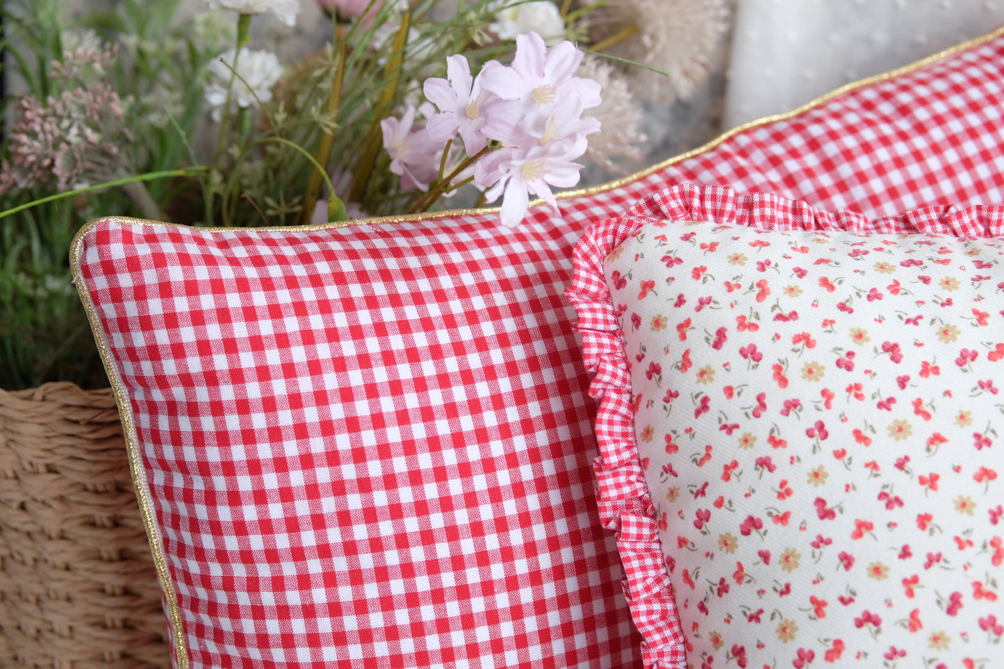 Z-Cojín con estampado de flores y volante de vichy rojo