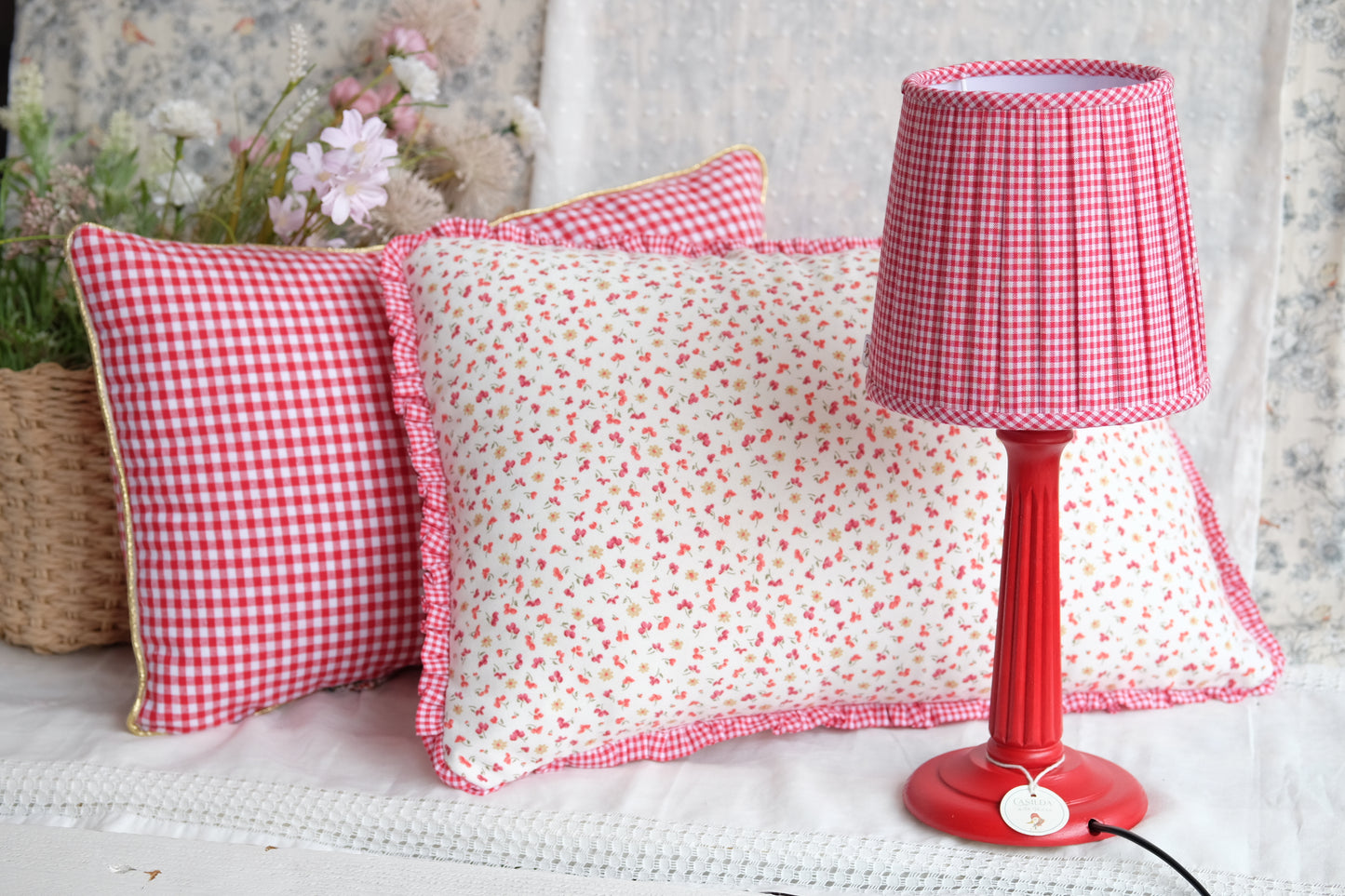 Z-Cojín con estampado de flores y volante de vichy rojo
