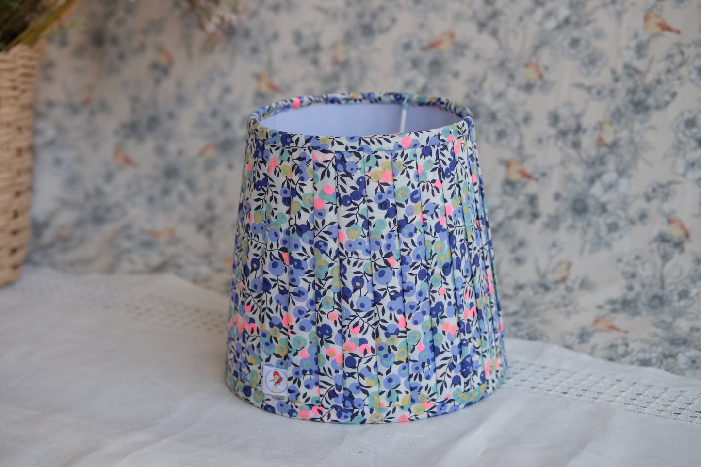 Lamparita de mesa azul marino con tulipa plisada de Liberty en tonos azules