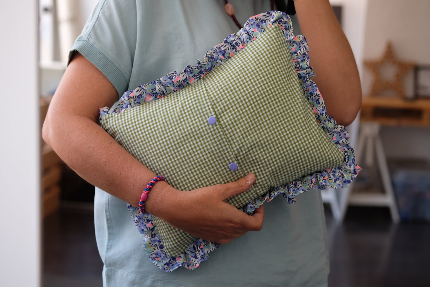 Z-Cojín con estampado de vichy y volantes de Liberty