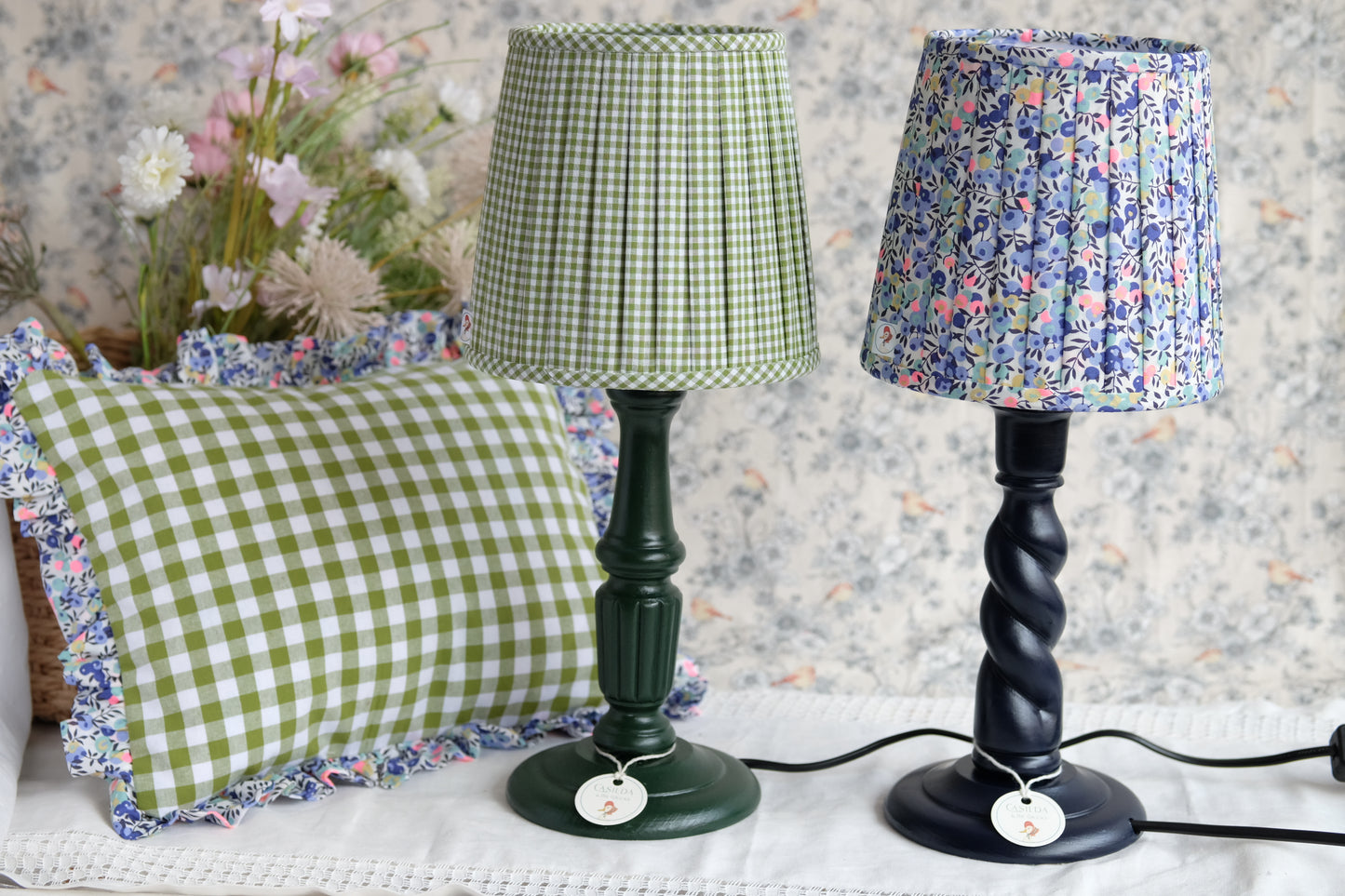 Lamparita de mesa azul marino con tulipa plisada de Liberty en tonos azules