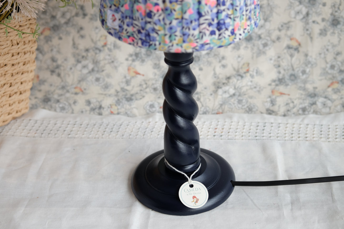 Lamparita de mesa azul marino con tulipa plisada de Liberty en tonos azules