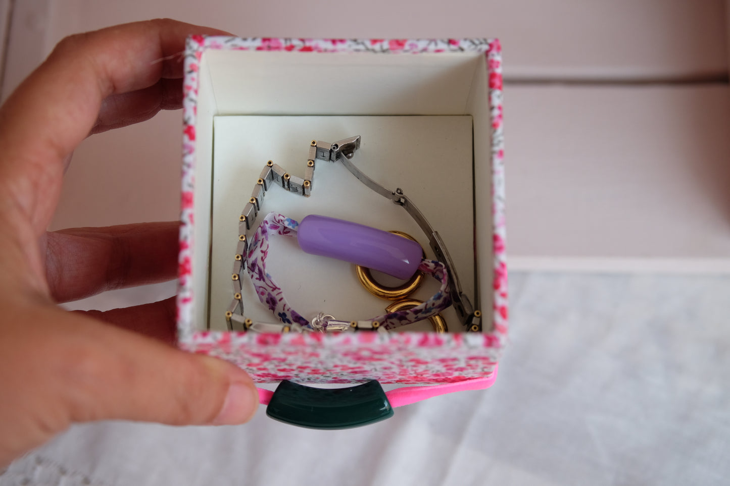 Joyerito de viaje entelado con algodón de florecitas rojas