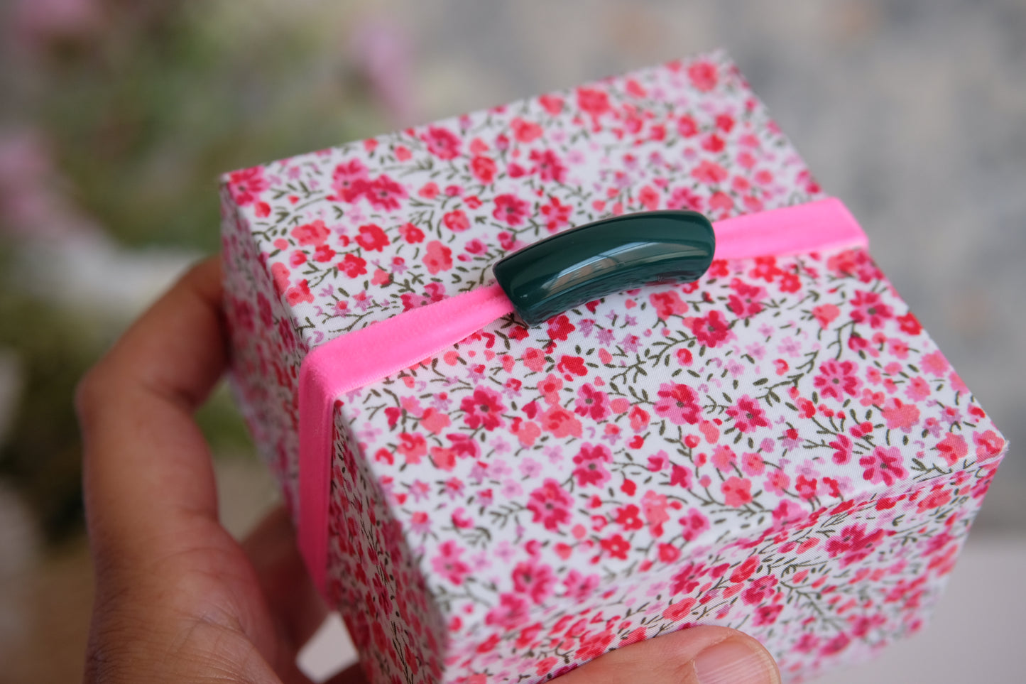 Joyerito de viaje entelado con algodón de florecitas rojas