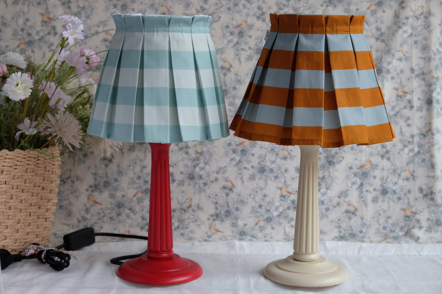 Lamparita de mesa roja con tulipa plisada estilo Cottage en rayas turquesas