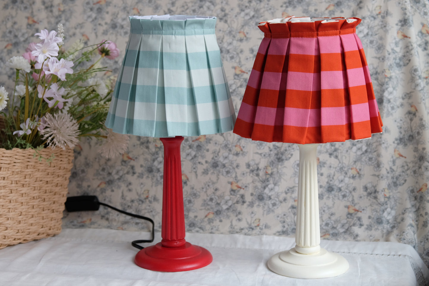 Lamparita de mesa roja con tulipa plisada estilo Cottage en rayas turquesas