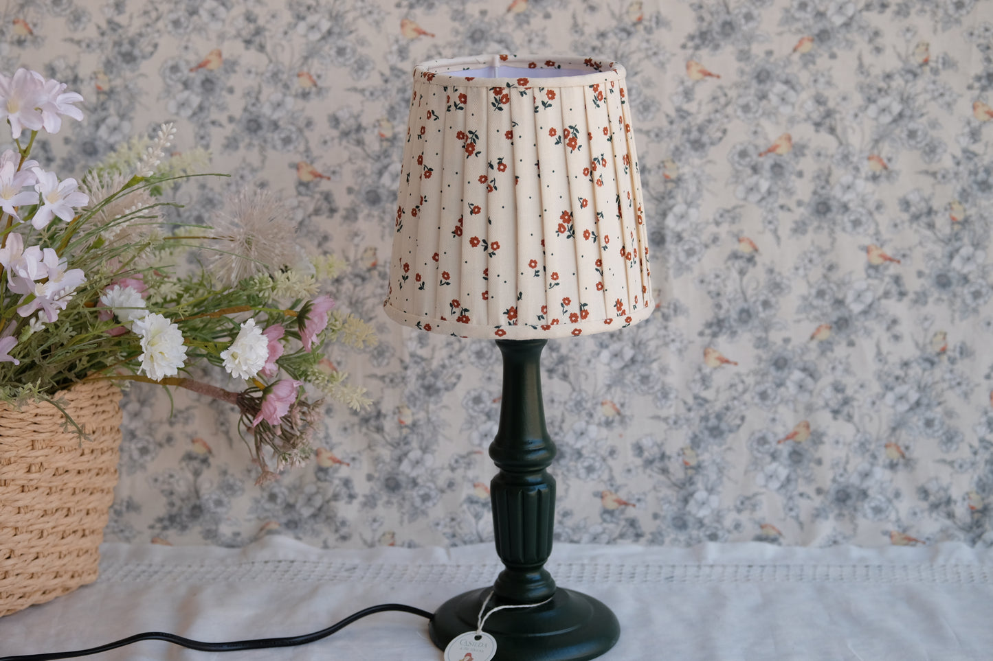 Tulipa plisada beige con florecitas granates