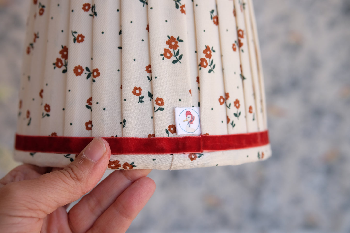 Lamparita de mesa beige con flores granates