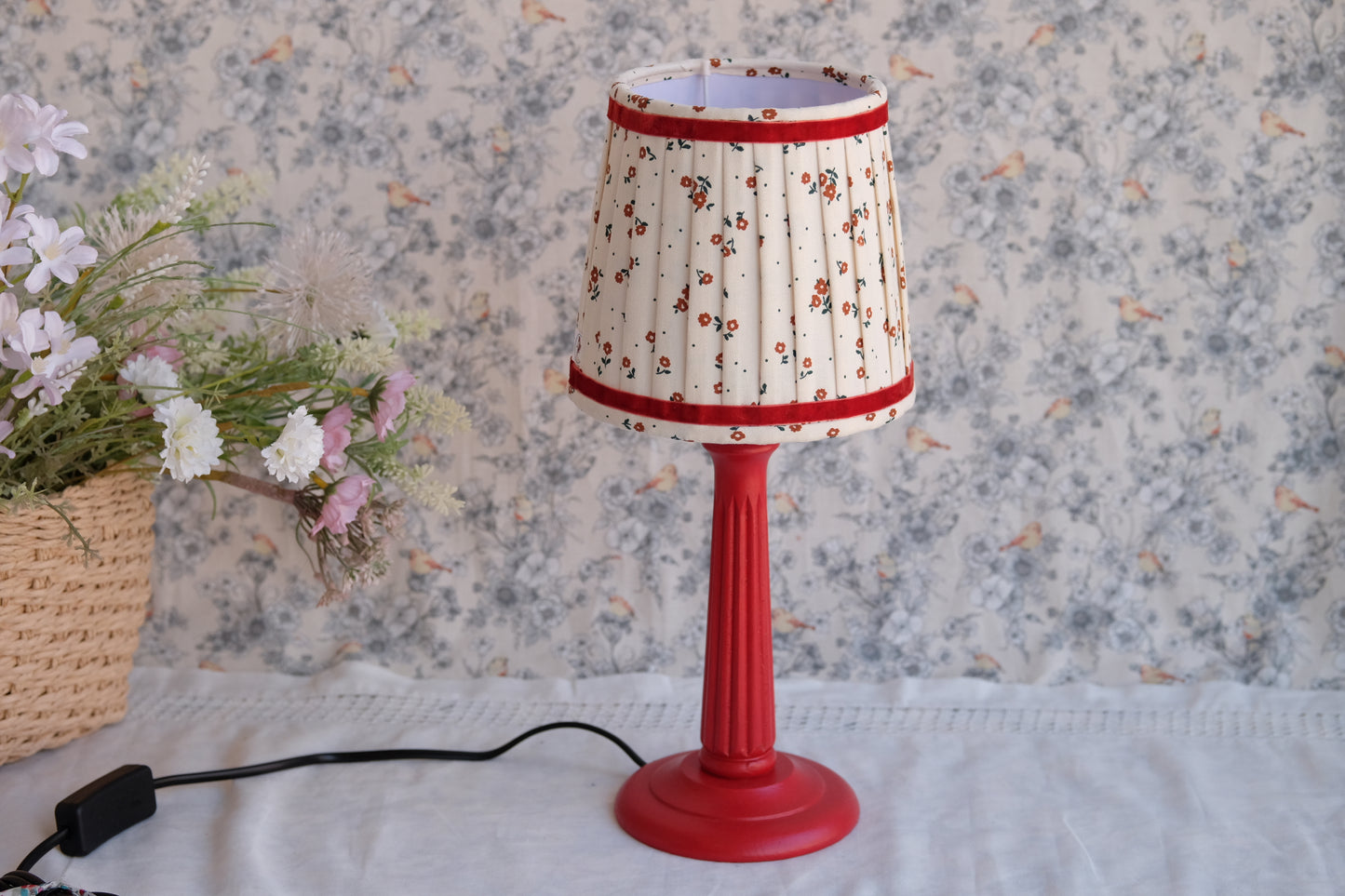 Lamparita de mesa beige con flores granates
