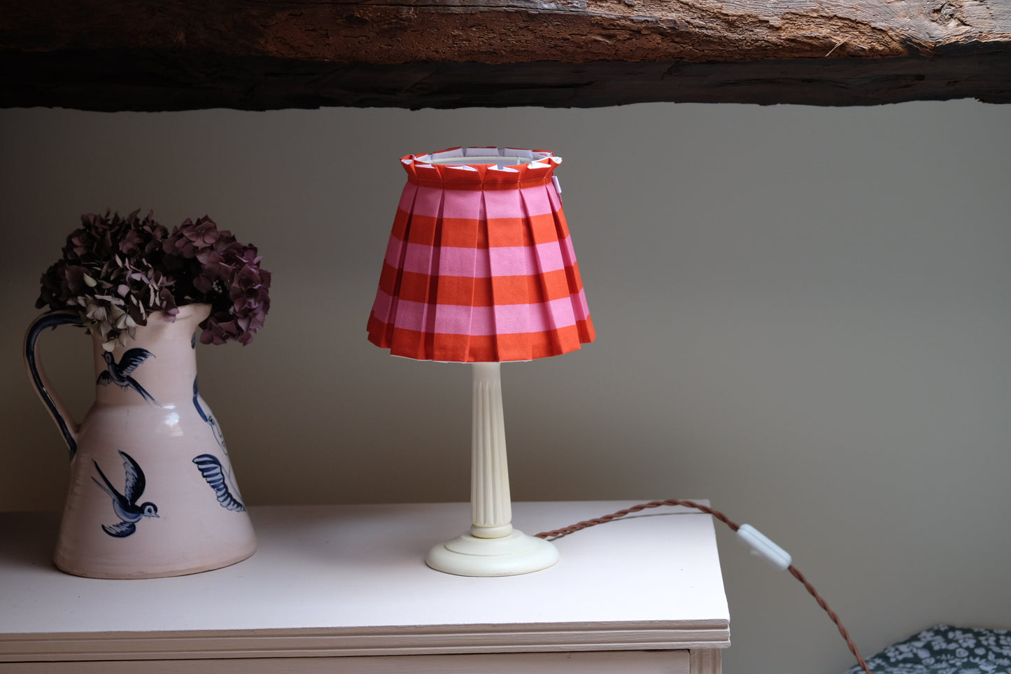 Lamparita de mesa con tulipa plisada estilo Cottage en rayas rojas