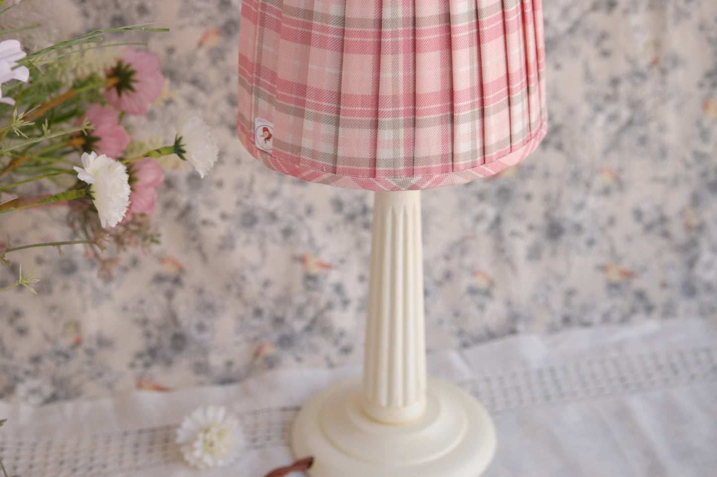 Tulipa plisada con estampado escocés rosa