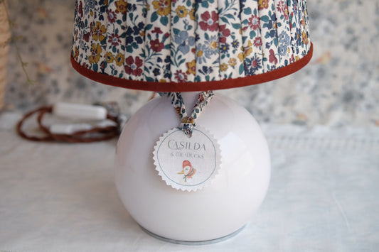 Lamparita con base vintage y tulipa plisada de Liberty