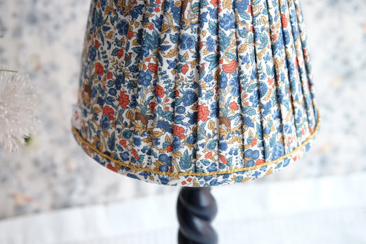 Lamparita de mesa con tulipa de flores y ciervos Liberty