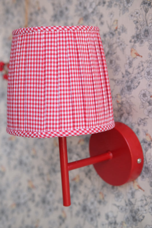 Aplique rojo con tulipa de vichy roja