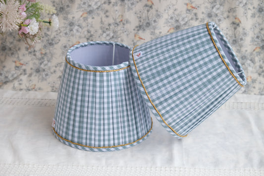 A-Tulipa plisada vichy verde mar y ribete dorado