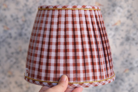 A-Tulipa plisada en vichy rosa y marrón con remate dorado