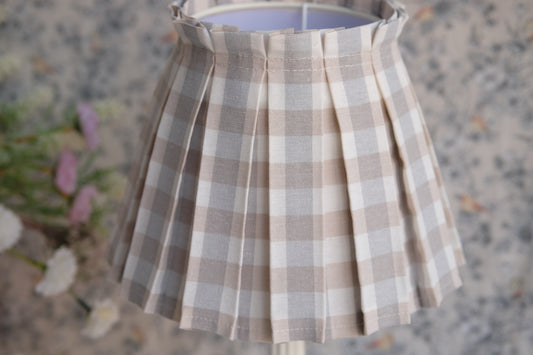 Lamparita con base de madera y tulipa de tablas en vichy beige y gris