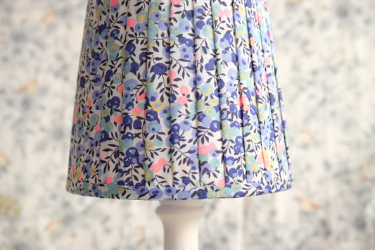 Lamparita de mesa blanca con tulipa plisada de Liberty en tonos azules