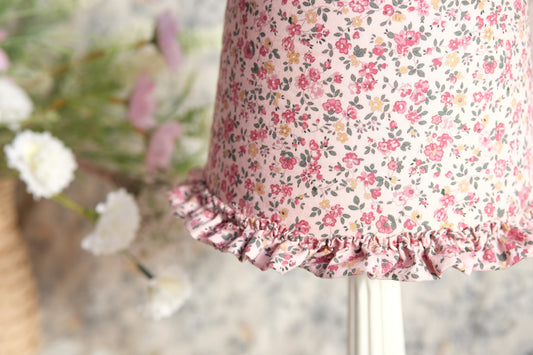 Lamparita de mesa blanca con tulipa rosa de flores