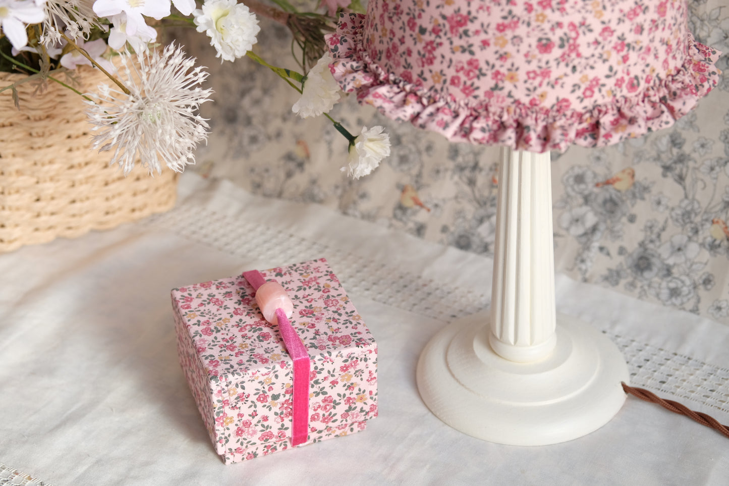 Lamparita de mesa blanca con tulipa rosa de flores