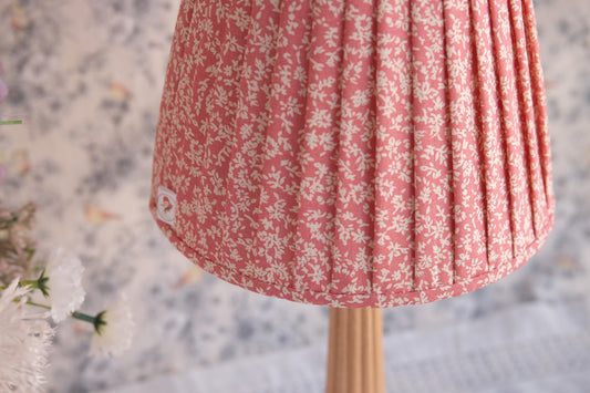 Lamparita con tulipa plisada en florecitas rosas y beige