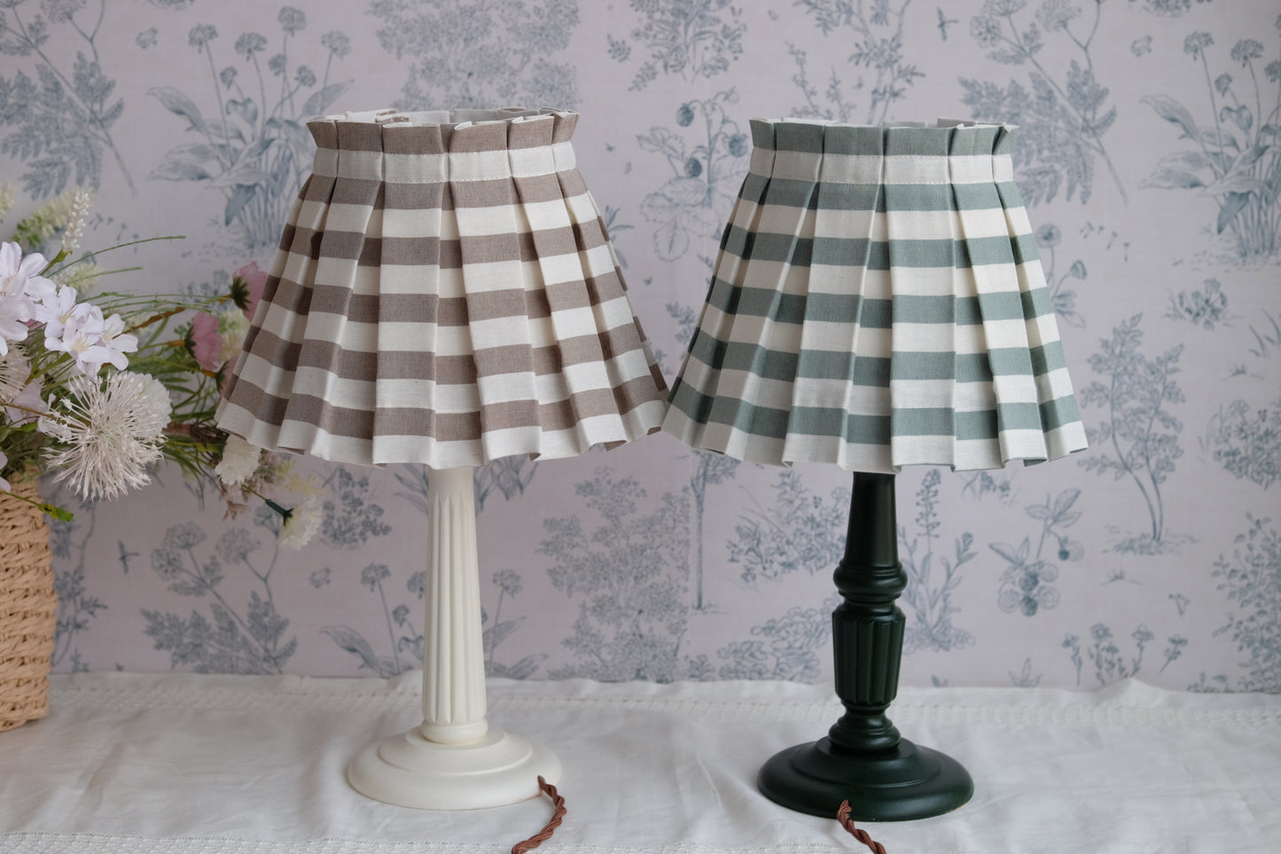 Lamparita con base blanca y tulipa de tablas en rayas crudas y topo