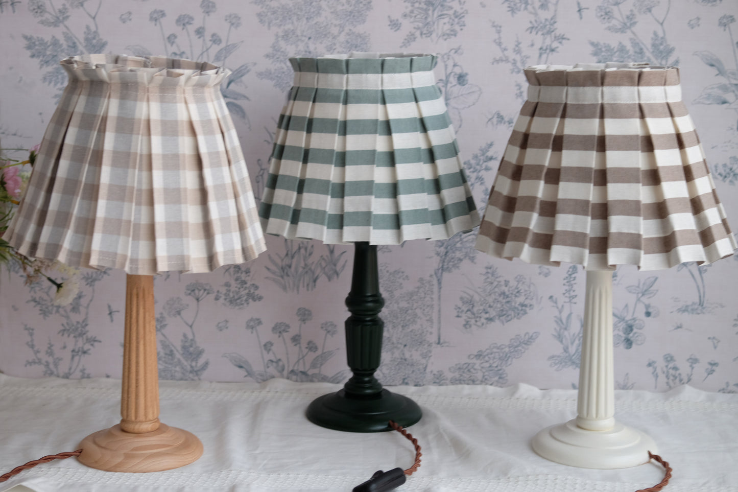 Lamparita con base de madera y tulipa de tablas en vichy beige y gris