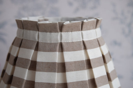 Lamparita con base blanca y tulipa de tablas en rayas crudas y topo