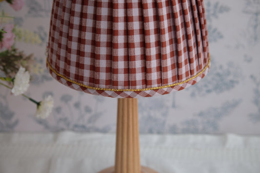 Lamparita con tulipa plisada en vichy rosa y chocolate