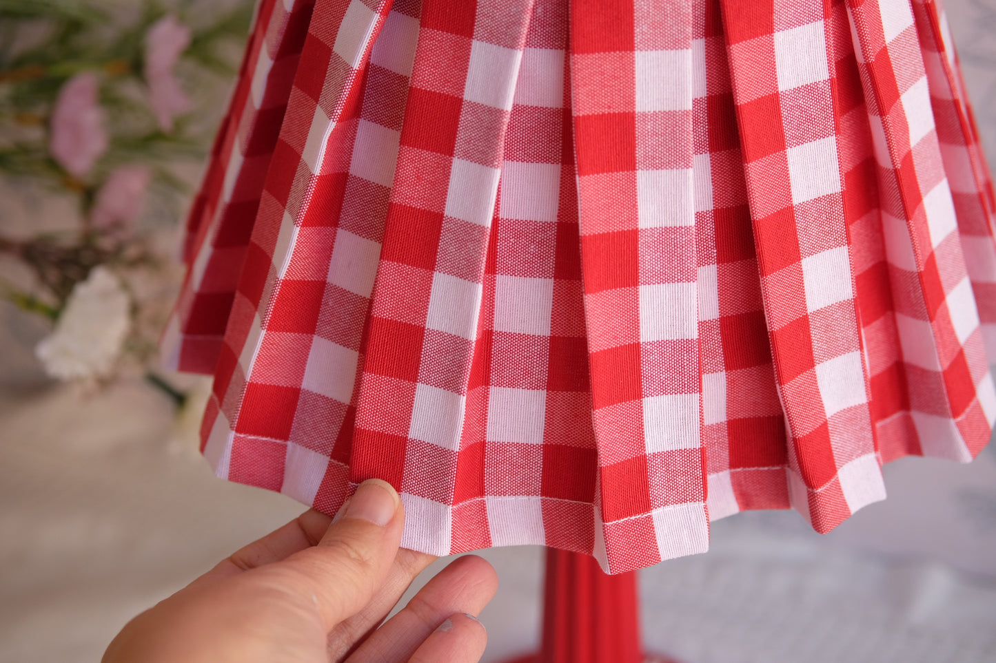 Lamparita con base roja y tulipa de tablas en vichy rojo y blanco