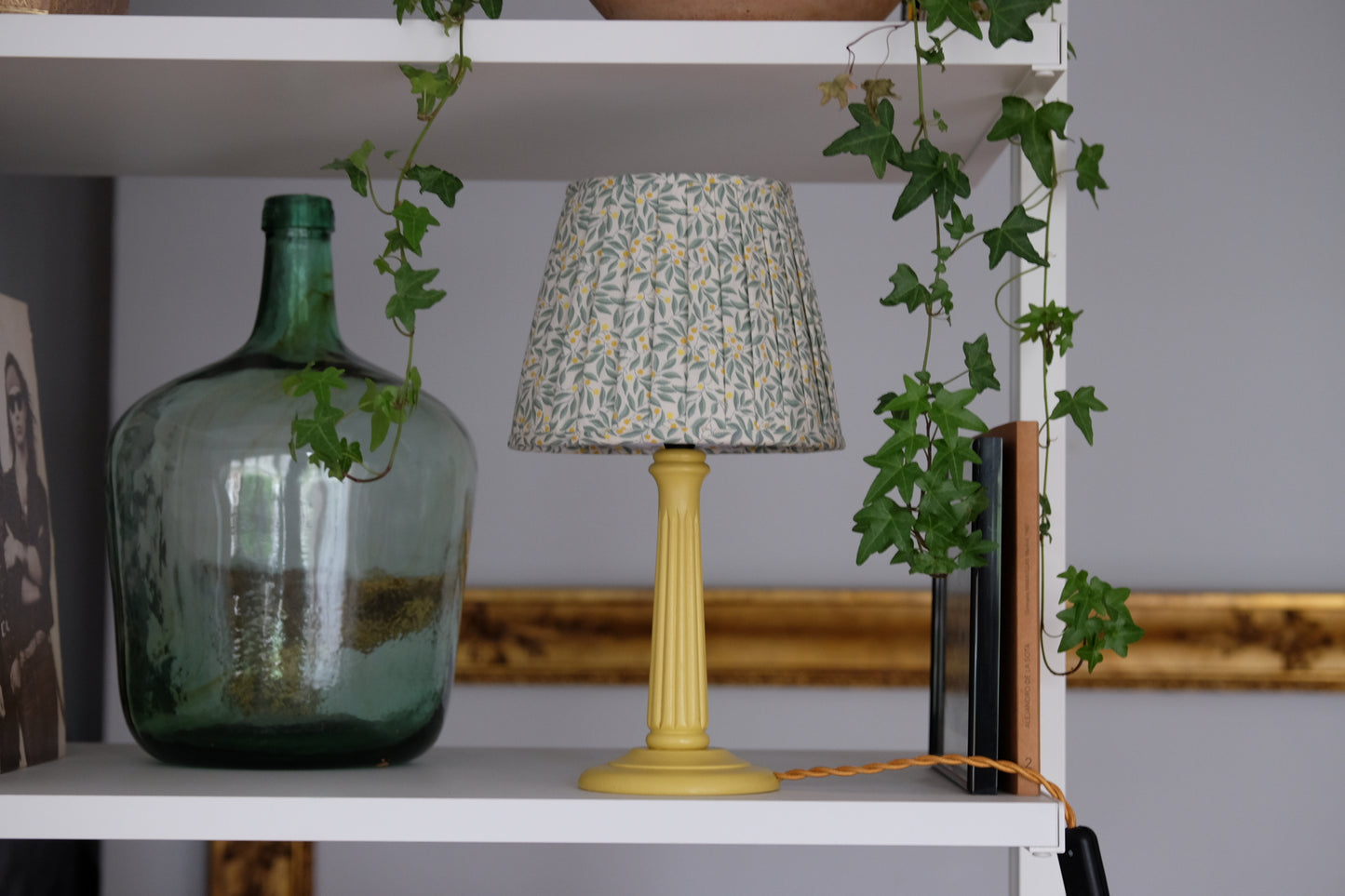 Lamparita amarilla con tulipa plisada de estampado verde y amarillo Liberty