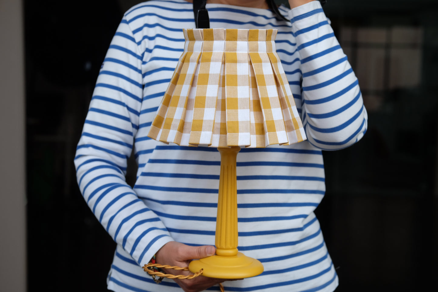 Lamparita amarilla con tulipa de tablas vichy mostaza