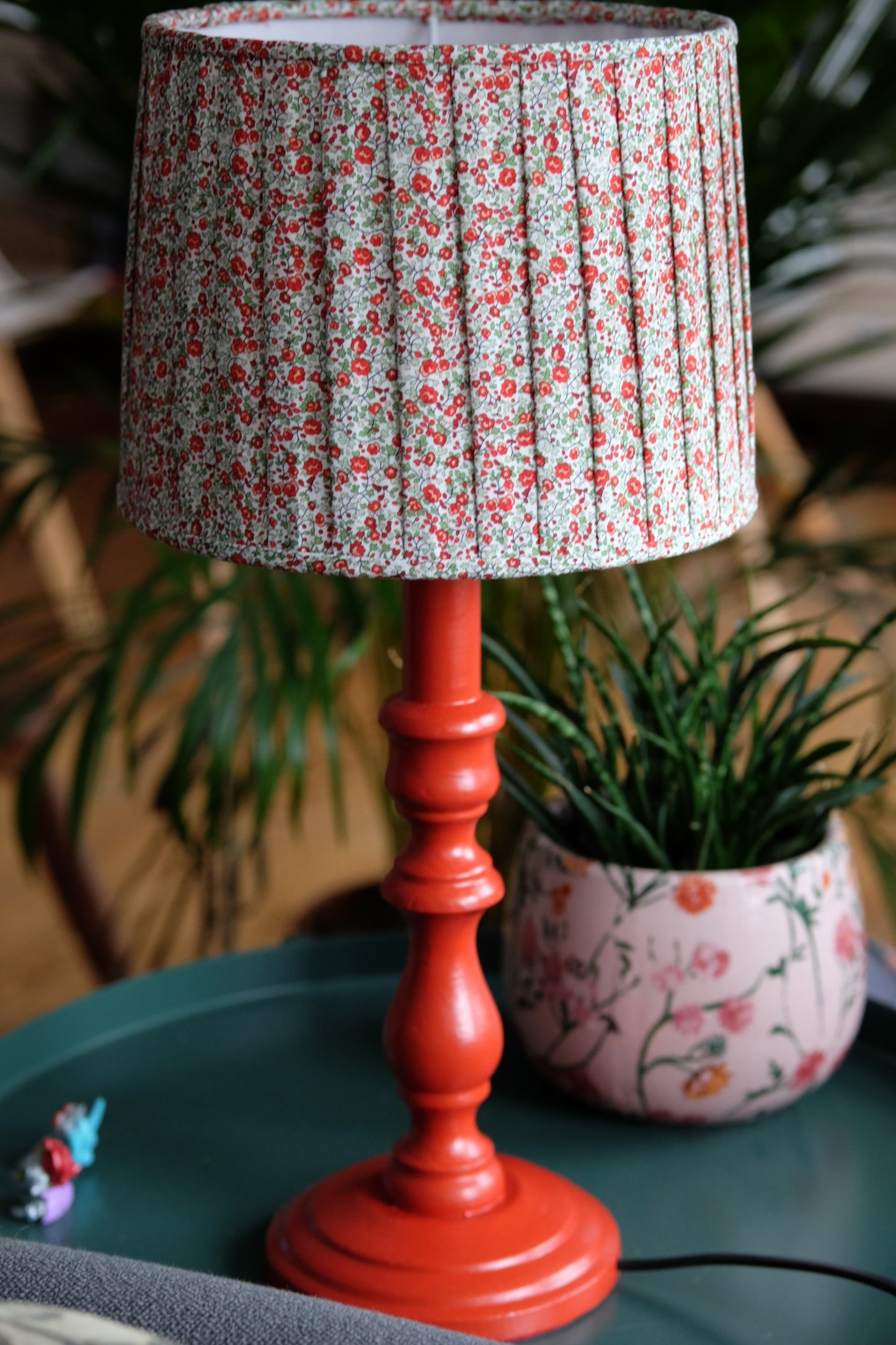 Lámpara roja con tulipa plisada de florecitas rojas