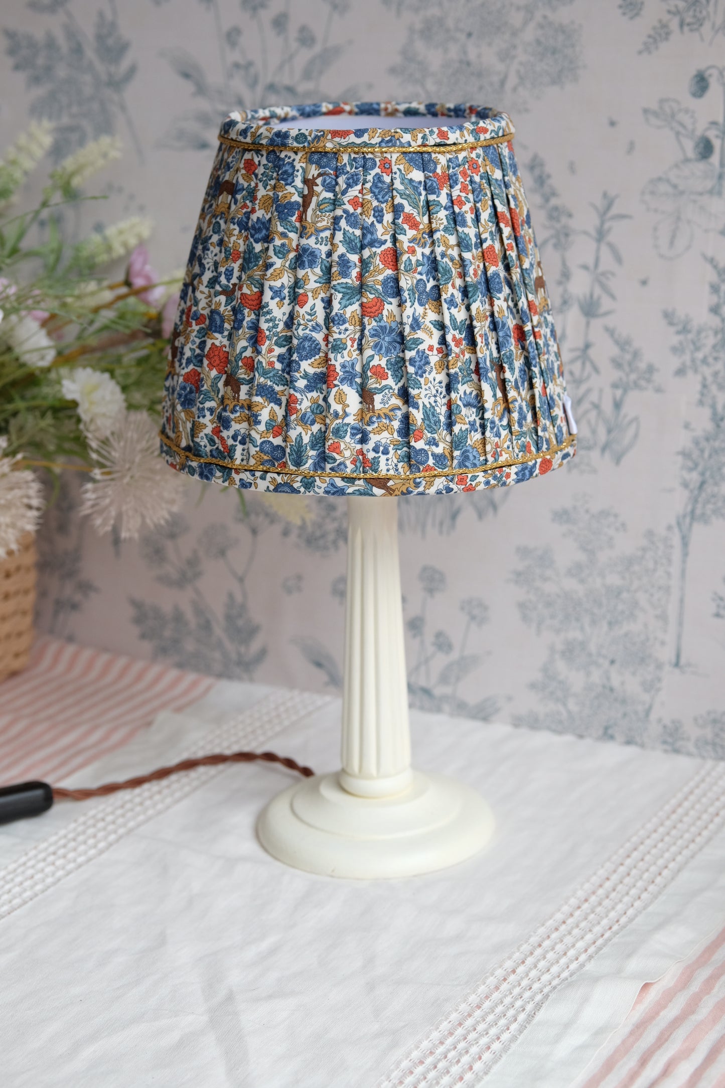 Lamparita de mesa con tulipa de flores y ciervos Liberty