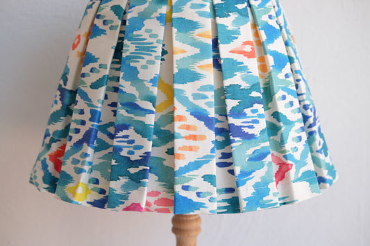 Lámpara con tulipa de tablas Ikat