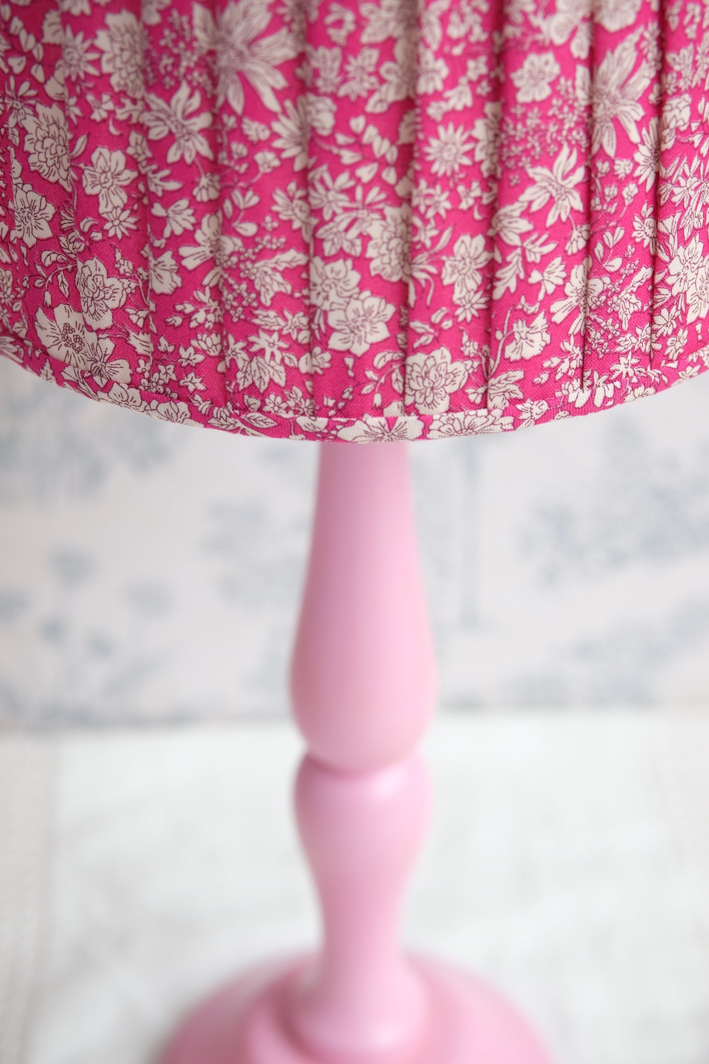 Lámpara rosa con tulipa plisada fucsia Liberty