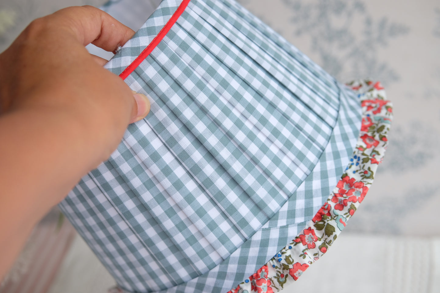 Lamparita roja con tulipa plisada de vichy azul y volante Liberty
