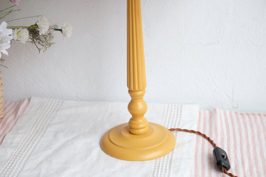 Lámpara amarilla con tulipa de tablas de vichy