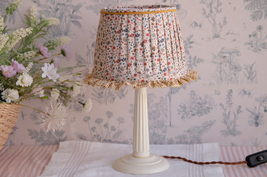 Lamparita con tulipa plisada beige de florecitas y volante mostaza