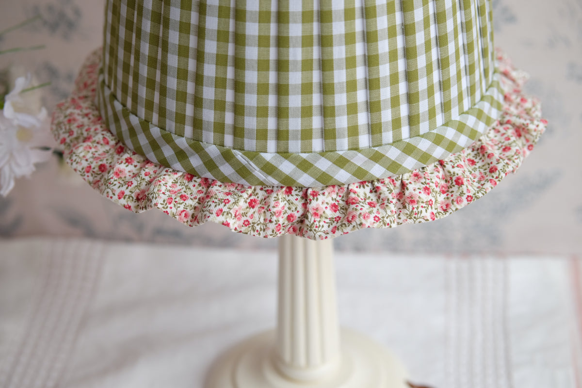 Lamparita con tulipa plisada en vichy verde oliva y volante de florecitas