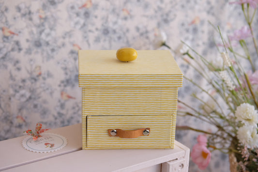 Joyero con cajón amarillo de rayas