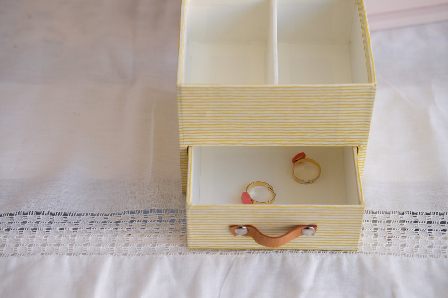 Joyero con cajón amarillo de rayas