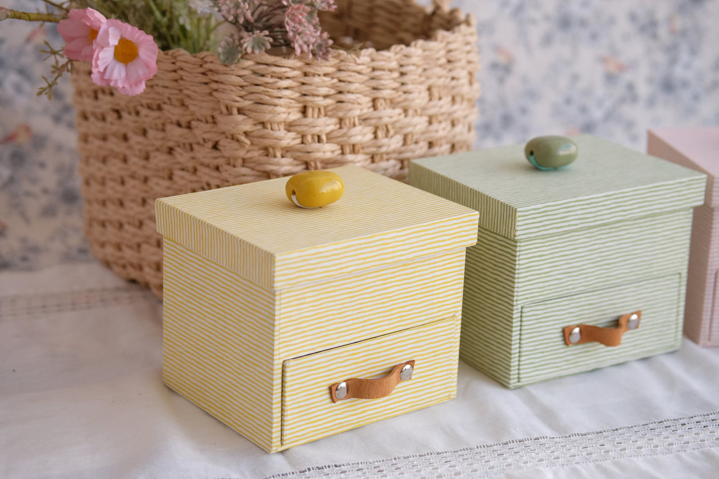 Joyero con cajón amarillo de rayas