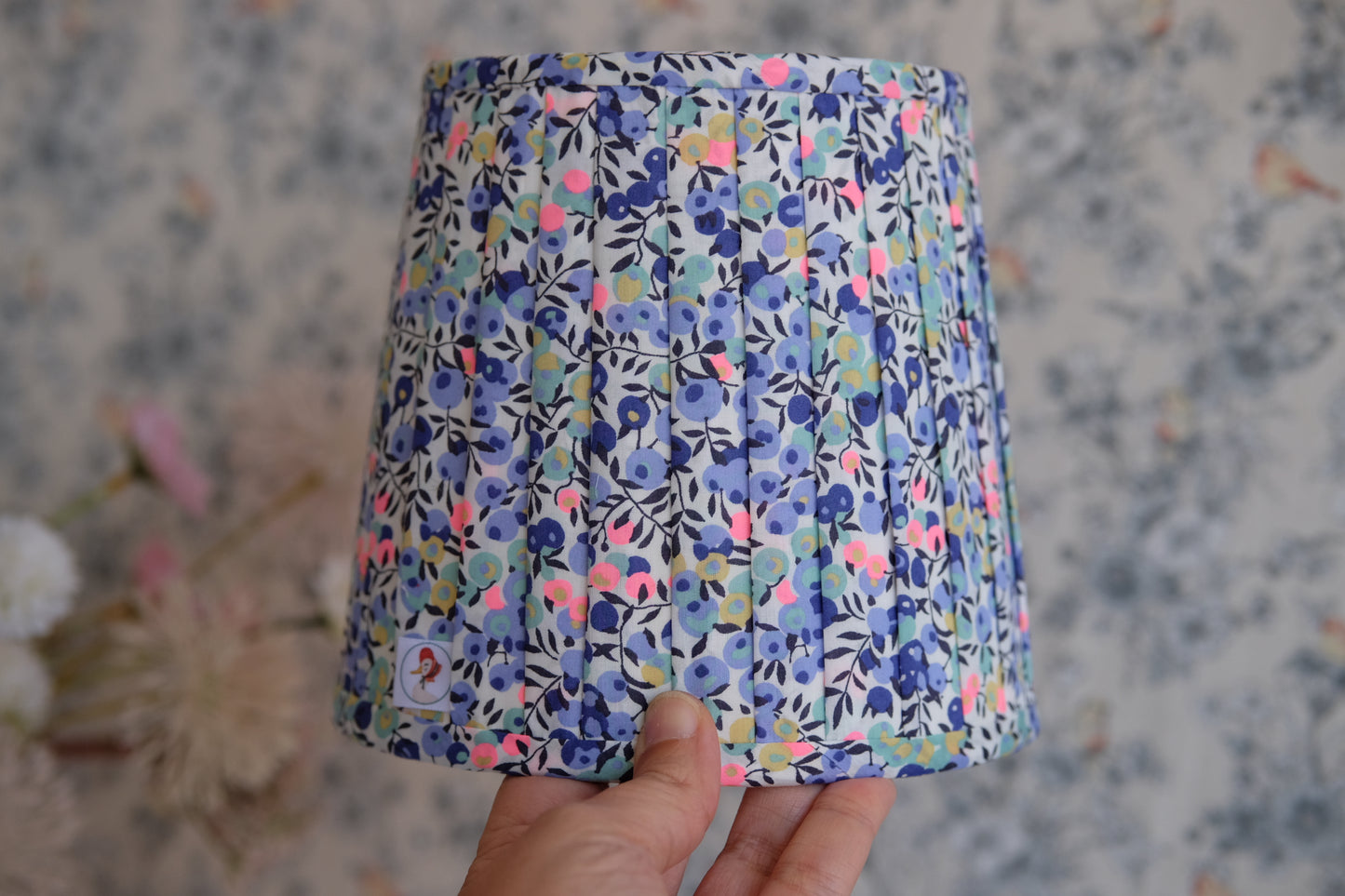 Tulipa plisada en Liberty con flores azules y motas rosas