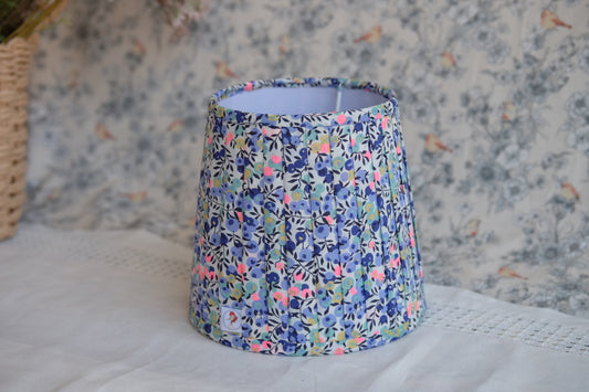 Tulipa plisada en Liberty con flores azules y motas rosas