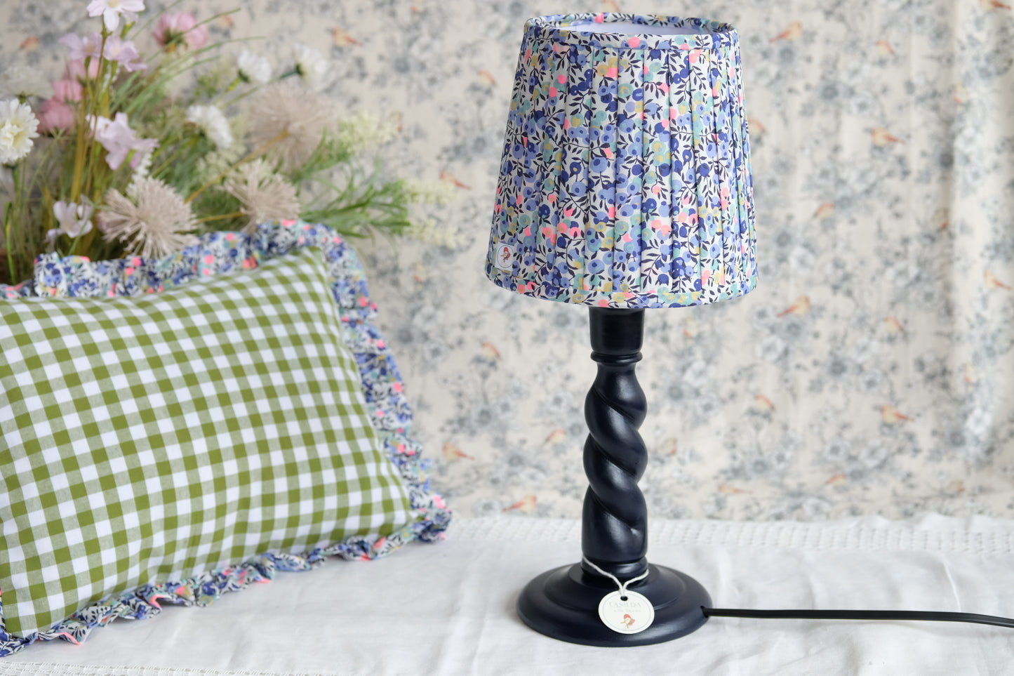Tulipa plisada en Liberty con flores azules y motas rosas